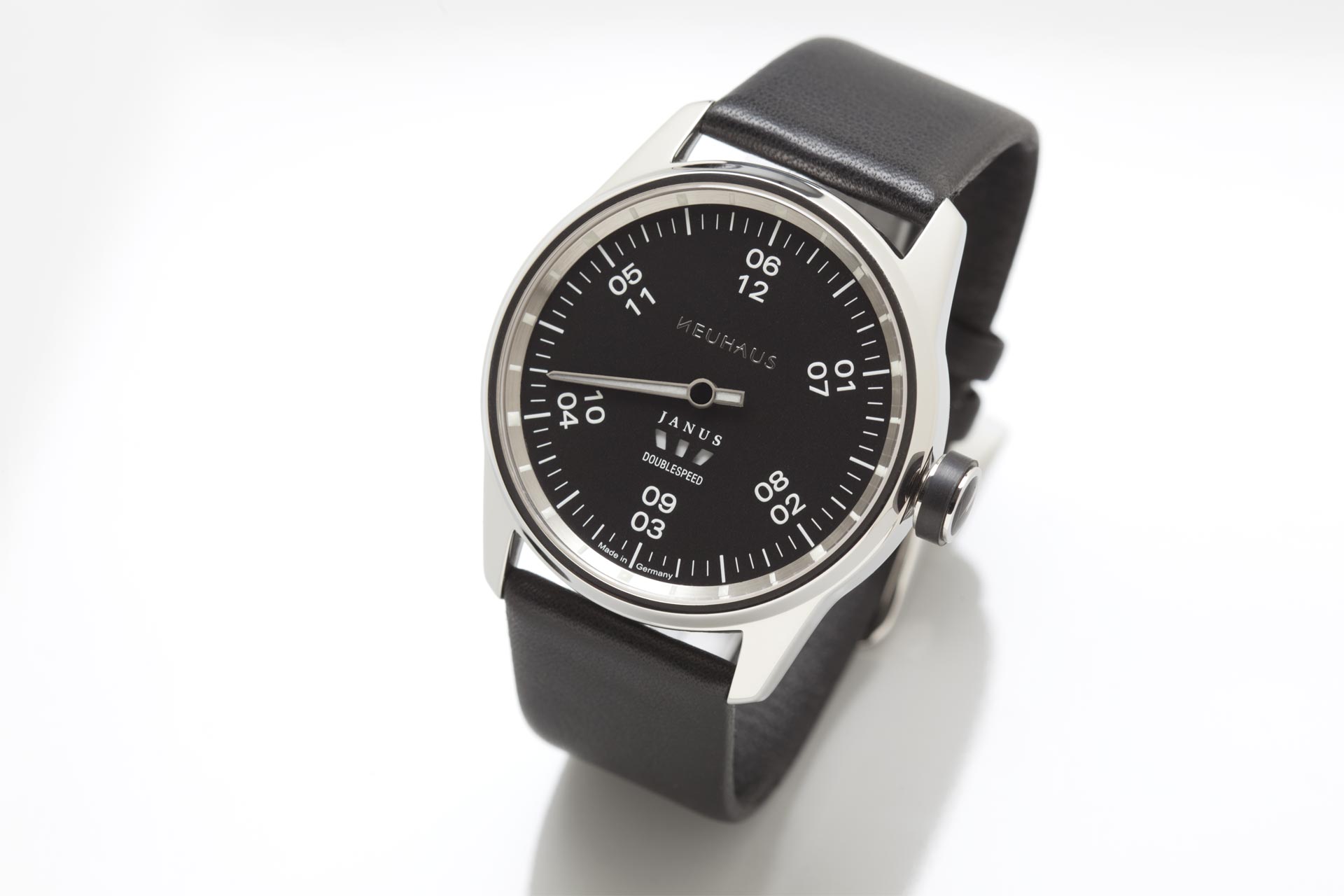 Einzeigeruhr von NEUHAUS Timepieces, Modell JANUS DoubleSpeed, mit Lederband