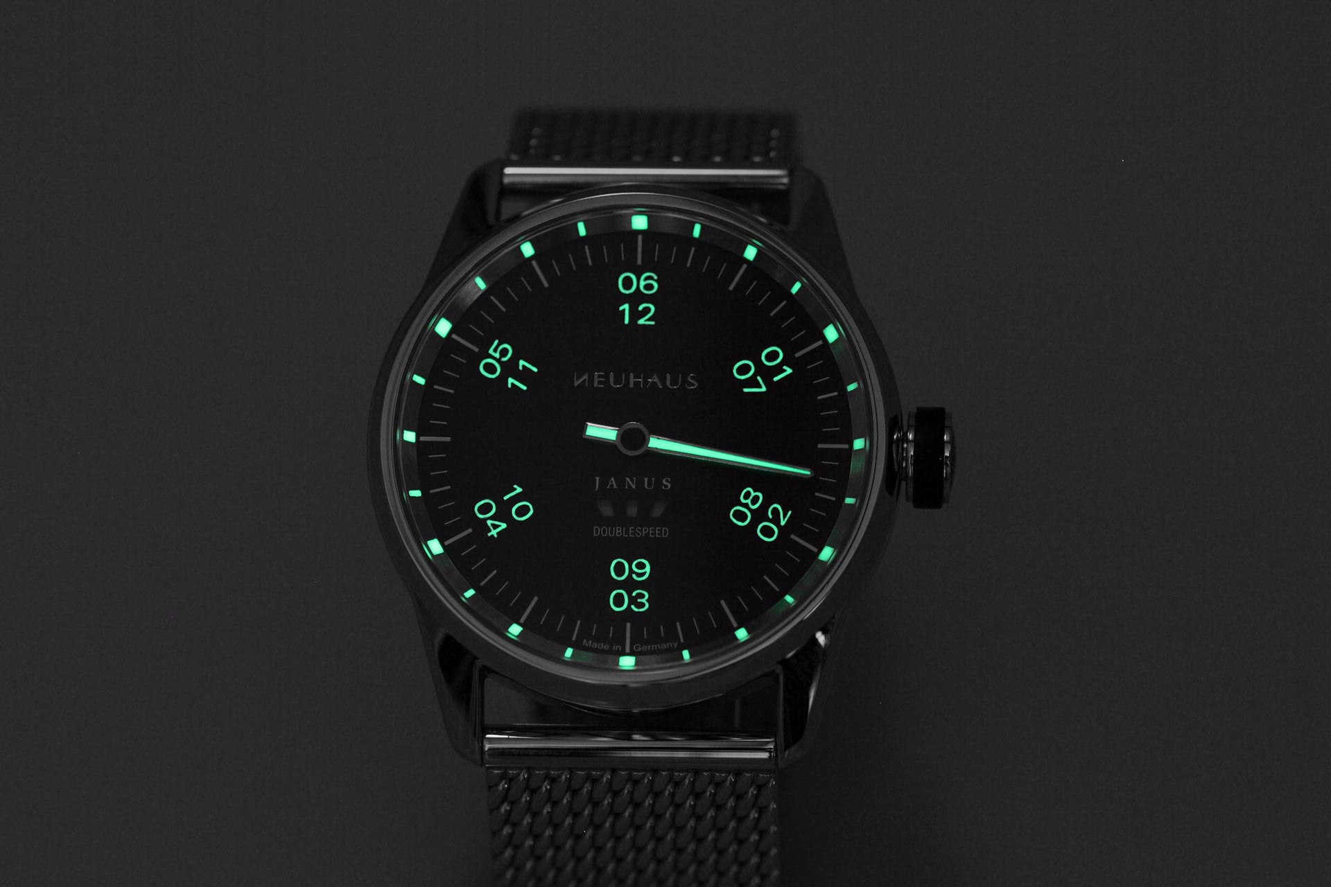 Einzeigeruhr von NEUHAUS Timepieces, Modell JANUS DoubleSpeed, leuchtend mobil