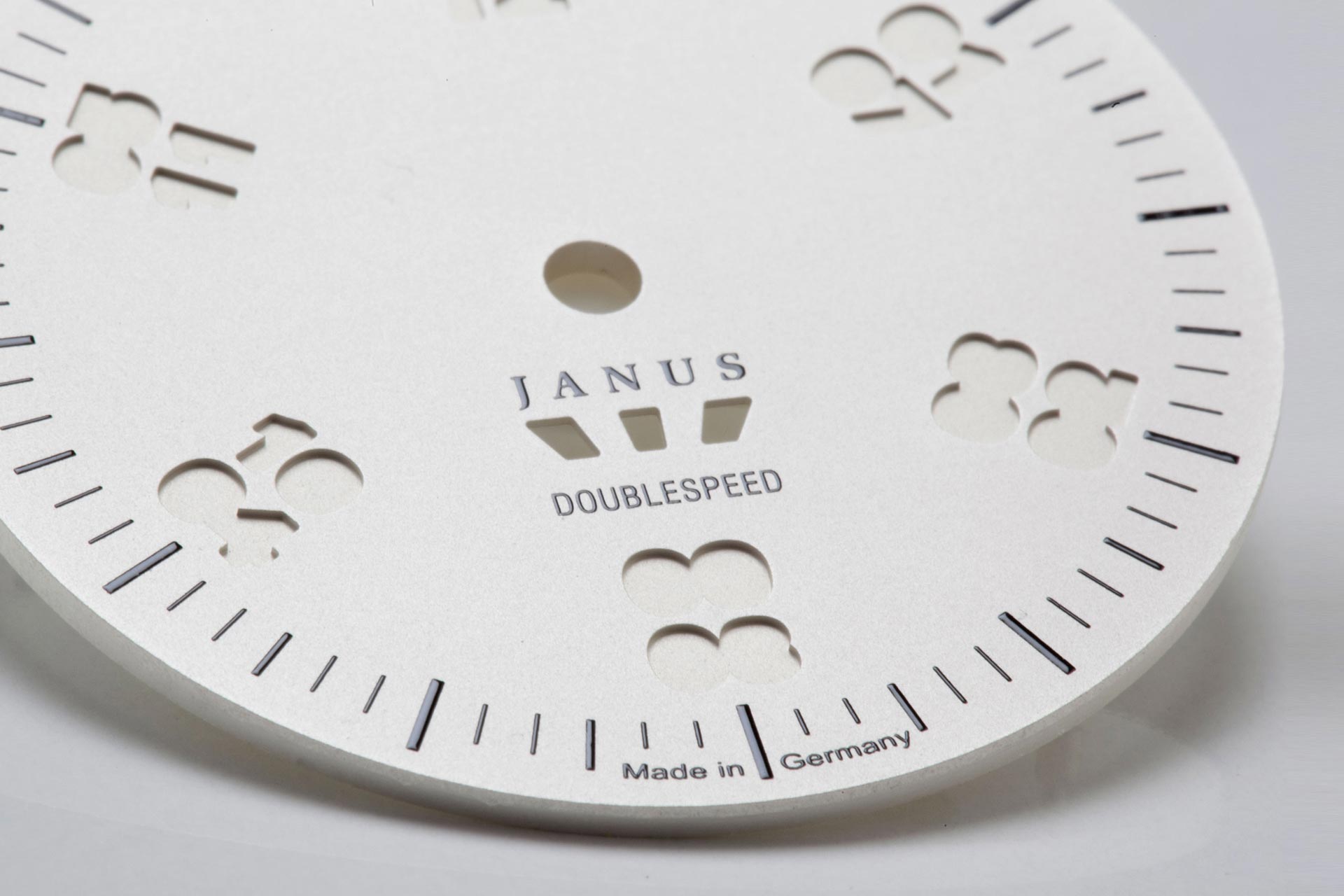 Einzeigeruhr von NEUHAUS Timepieces, Modell JANUS DoubleSpeed, Frästaschen sichtbar