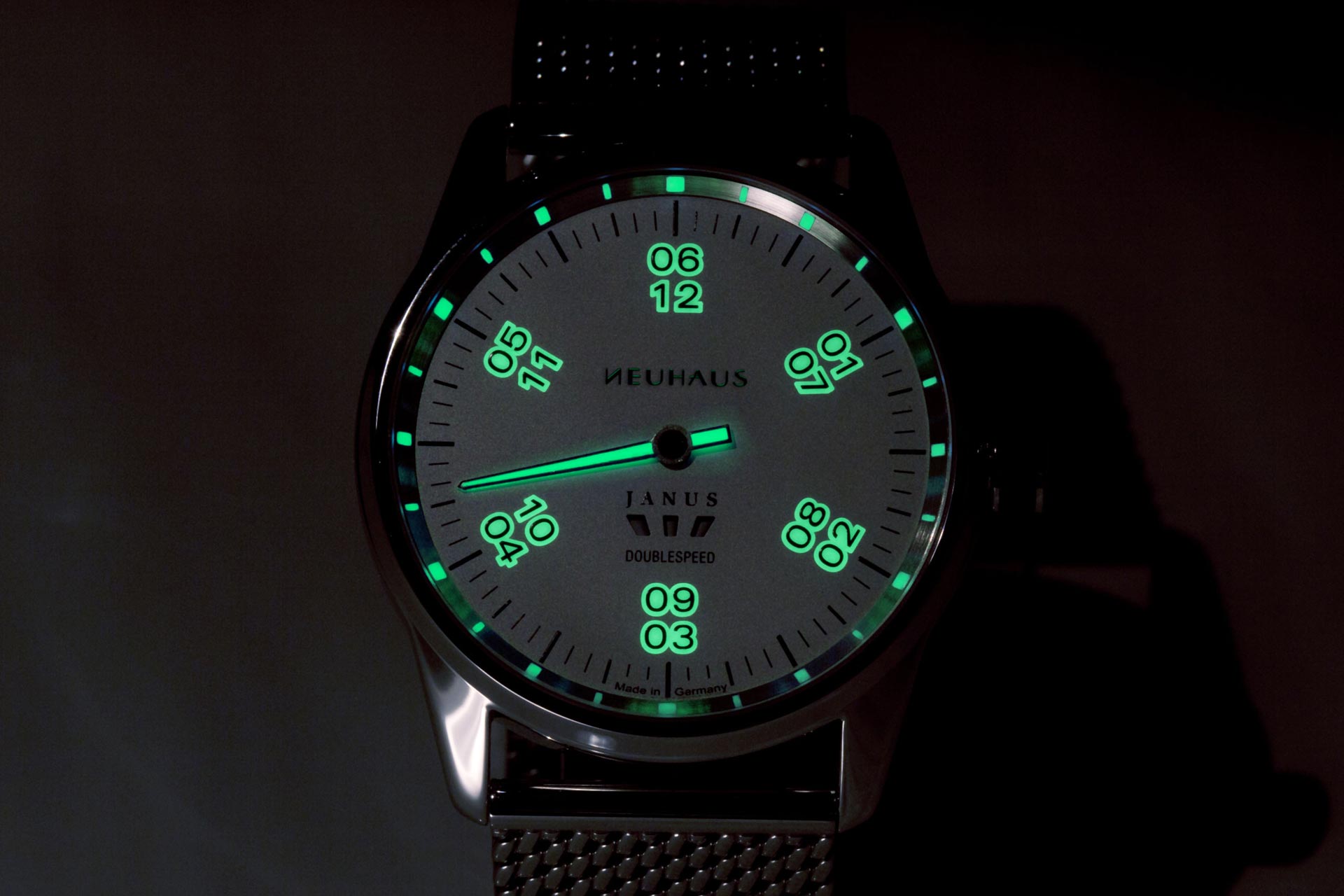 Einzeigeruhr von NEUHAUS Timepieces, Modell JANUS DoubleSpeed, silber leuchtend