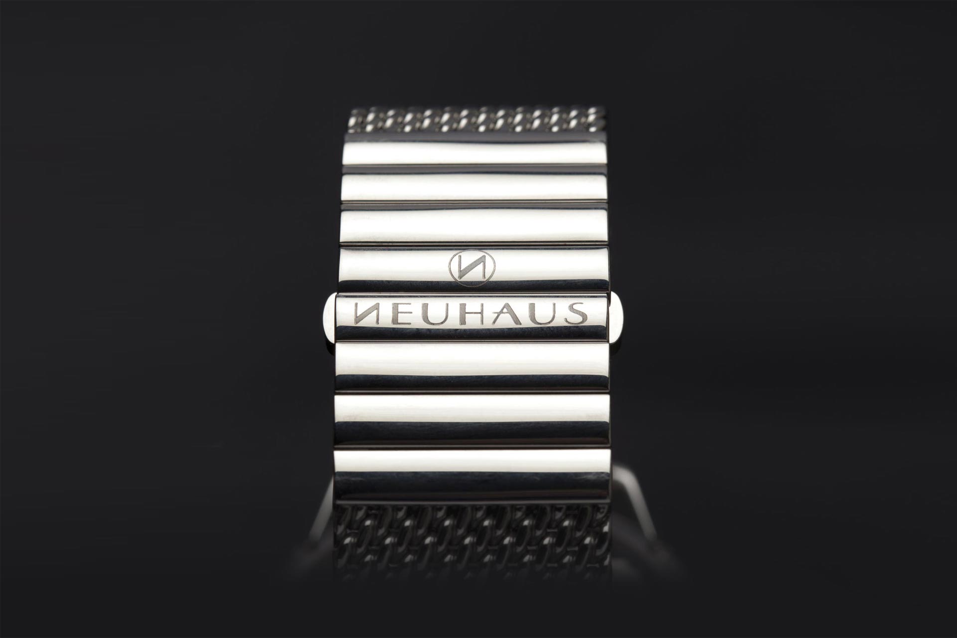 Einzeigeruhr von NEUHAUS Timepieces, Modell JANUS DoubleSpeed, Milanaiseband mit Logogravur