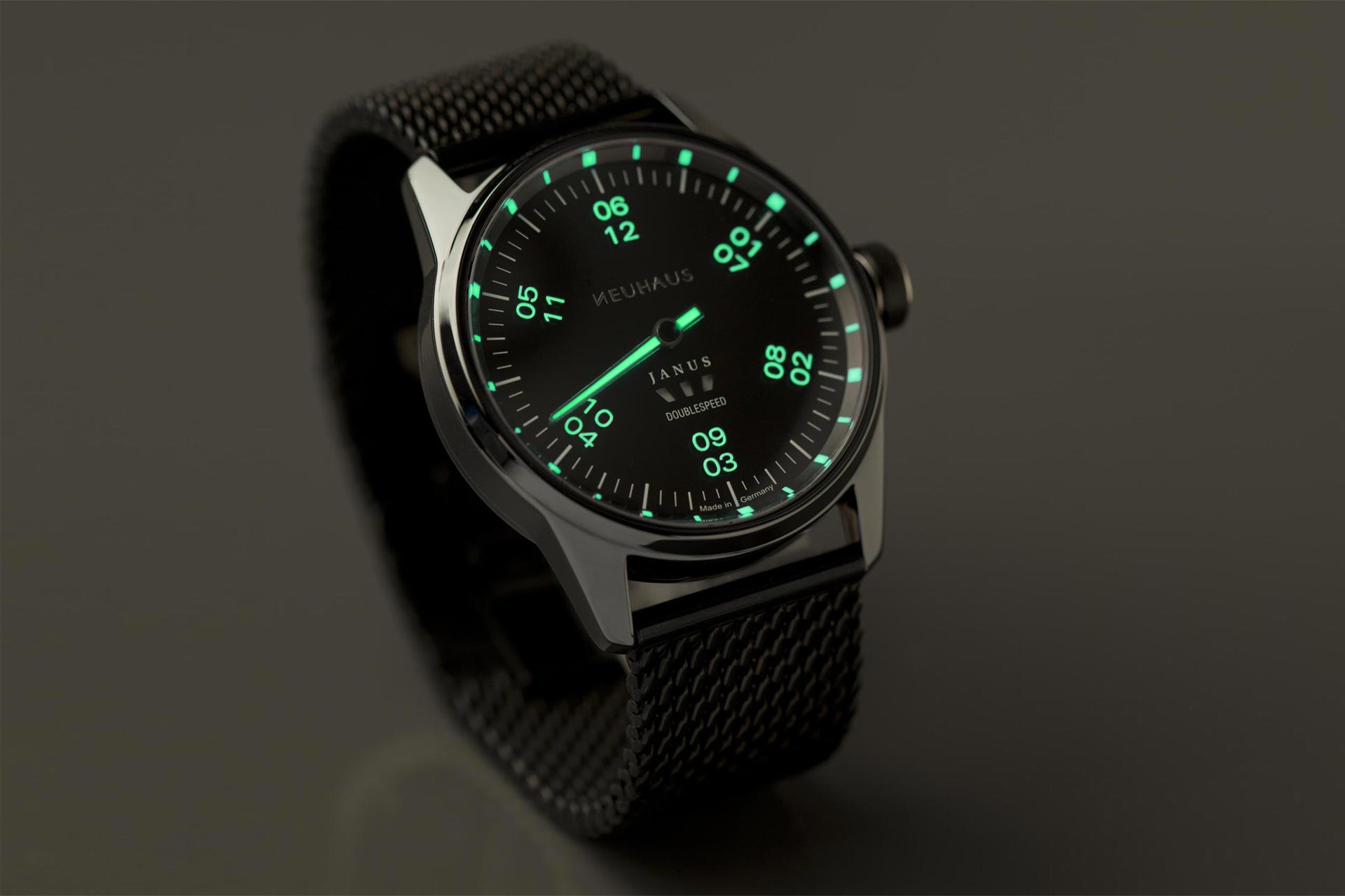 Einzeigeruhr von NEUHAUS Timepieces, Modell JANUS DoubleSpeed-Sport, Nachtsicht