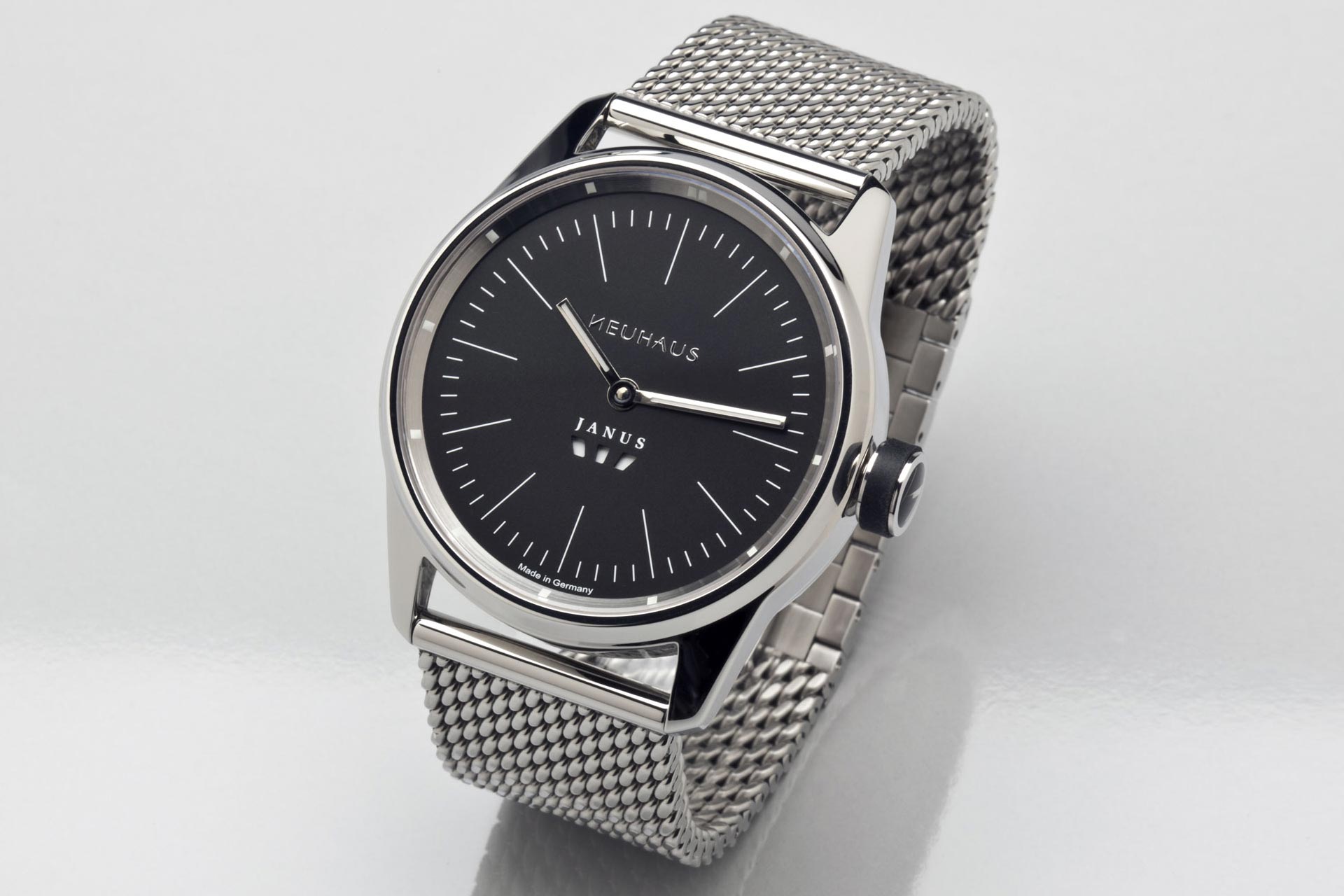 Zweizeigeruhr von NEUHAUS Timepieces, Modell JANUS minimal mobil schraeg