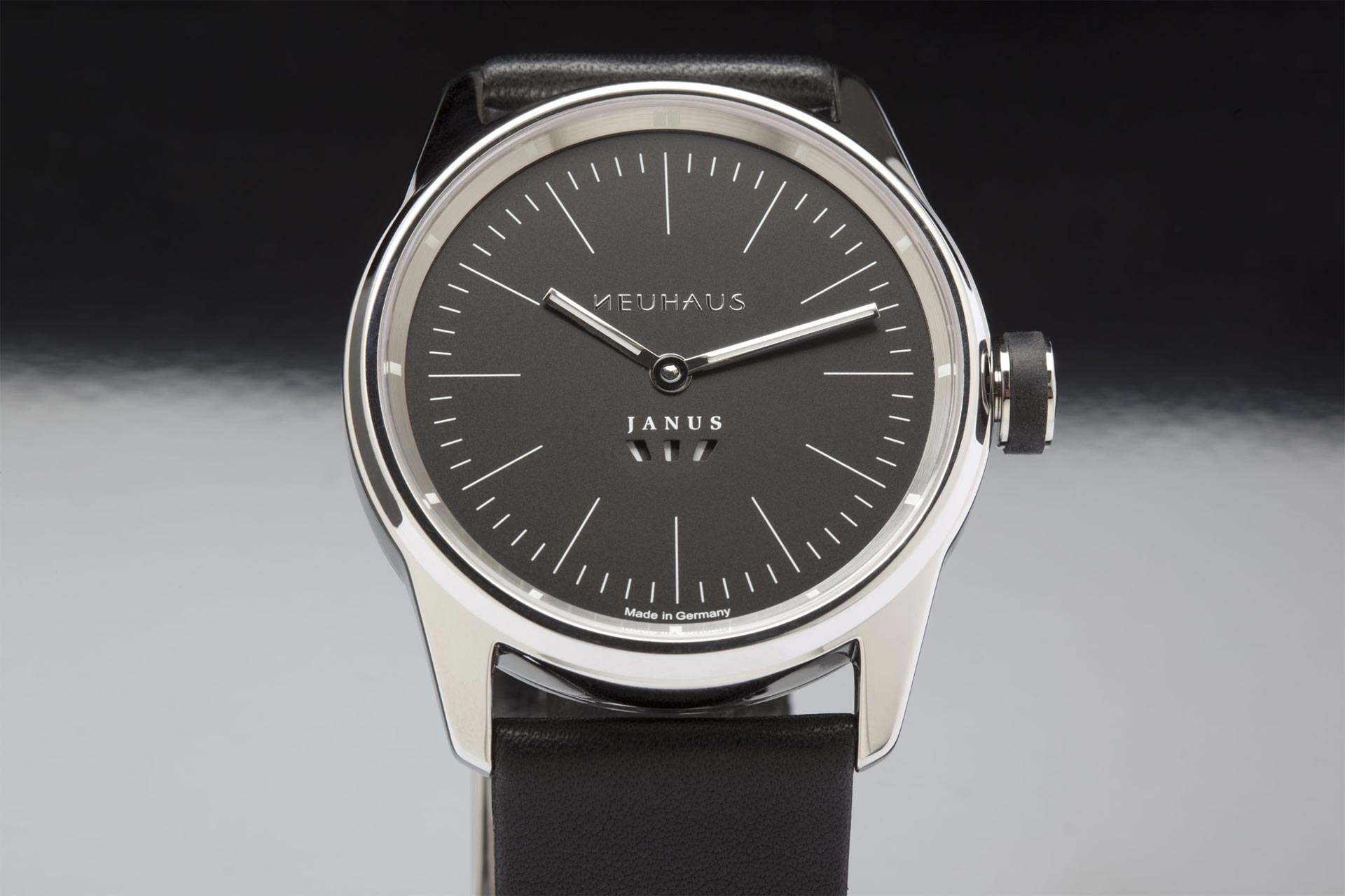 Zweizeigeruhr von NEUHAUS Timepieces, Modell JANUS minimal, stehend.jpg