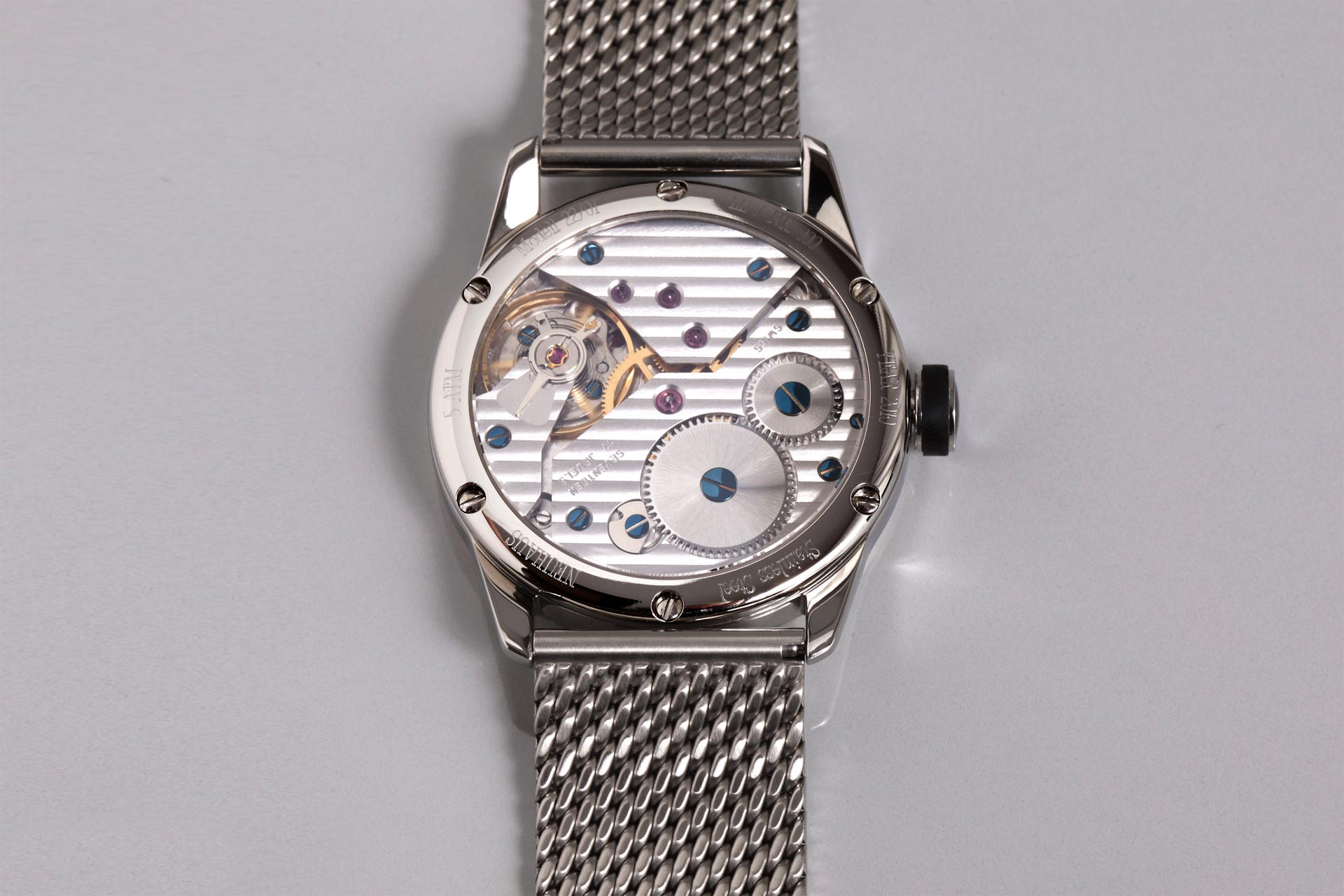 Einzeigeruhr von NEUHAUS Timepieces, Model JANUS DoubleSpeed, Glasboden Werksseite mobil