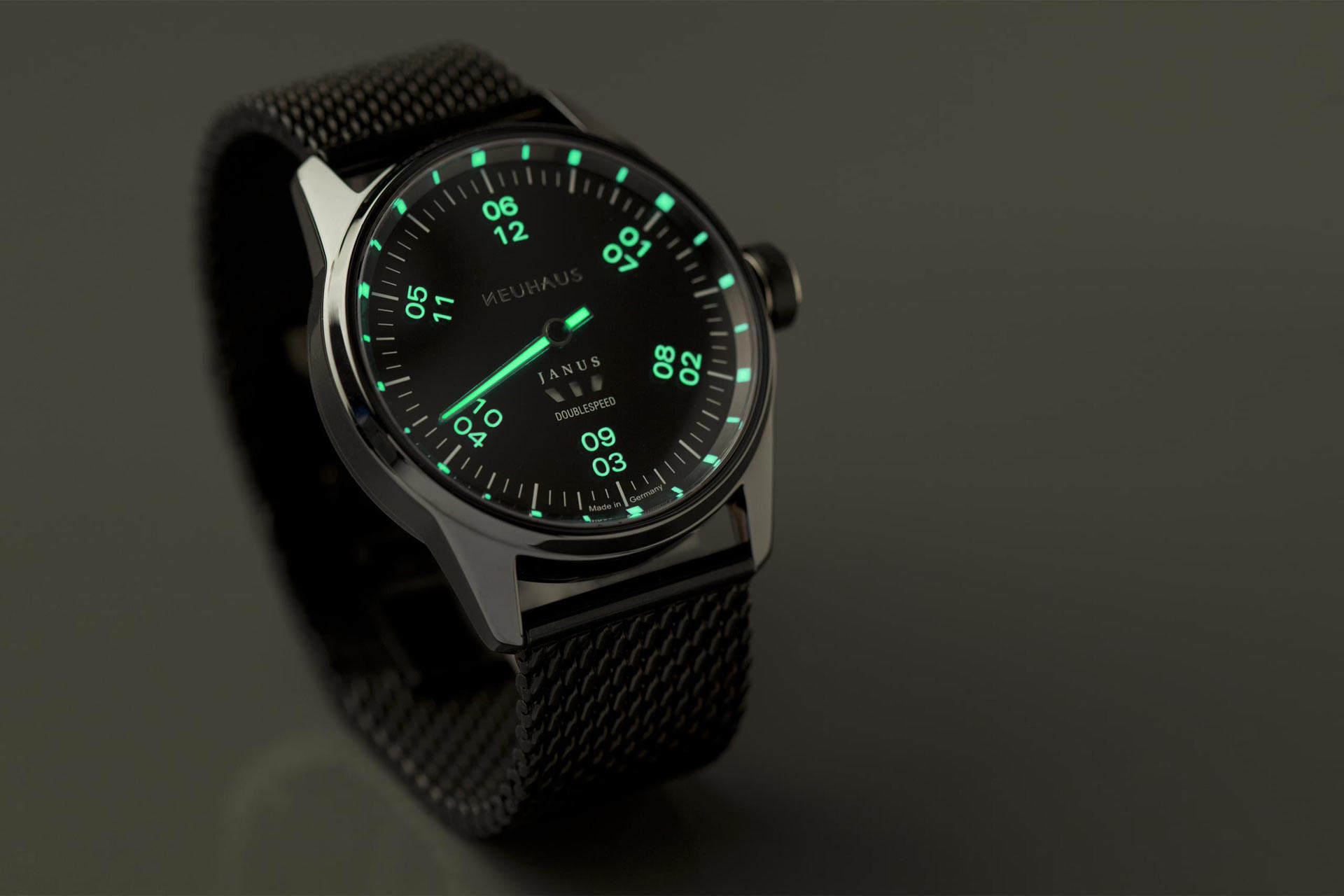 Einzeigeruhr von NEUHAUS Timepieces, Modell JANUS DoubleSpeed-Sport Datenschutz back mobil