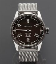 Einzeigeruhr von NEUHAUS Timepieces, Modell JANUS DoubleSpeed, Zifferblatt schwarz, Leuchtfarbenring schwarz, Milanaiseband edelstahl