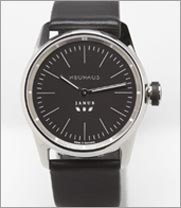 Zweizeigeruhr von NEUHAUS Timepieces, Modell JANUS minimal, Zifferblatt schwarz, Leuchtfarbenring silber, Rindlederarmband schwarz